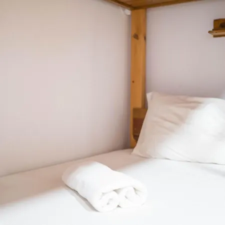 Castaway بيت شباب باليال